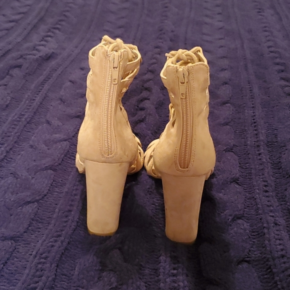 Blonde Lace Heels - Picture 2 of 3